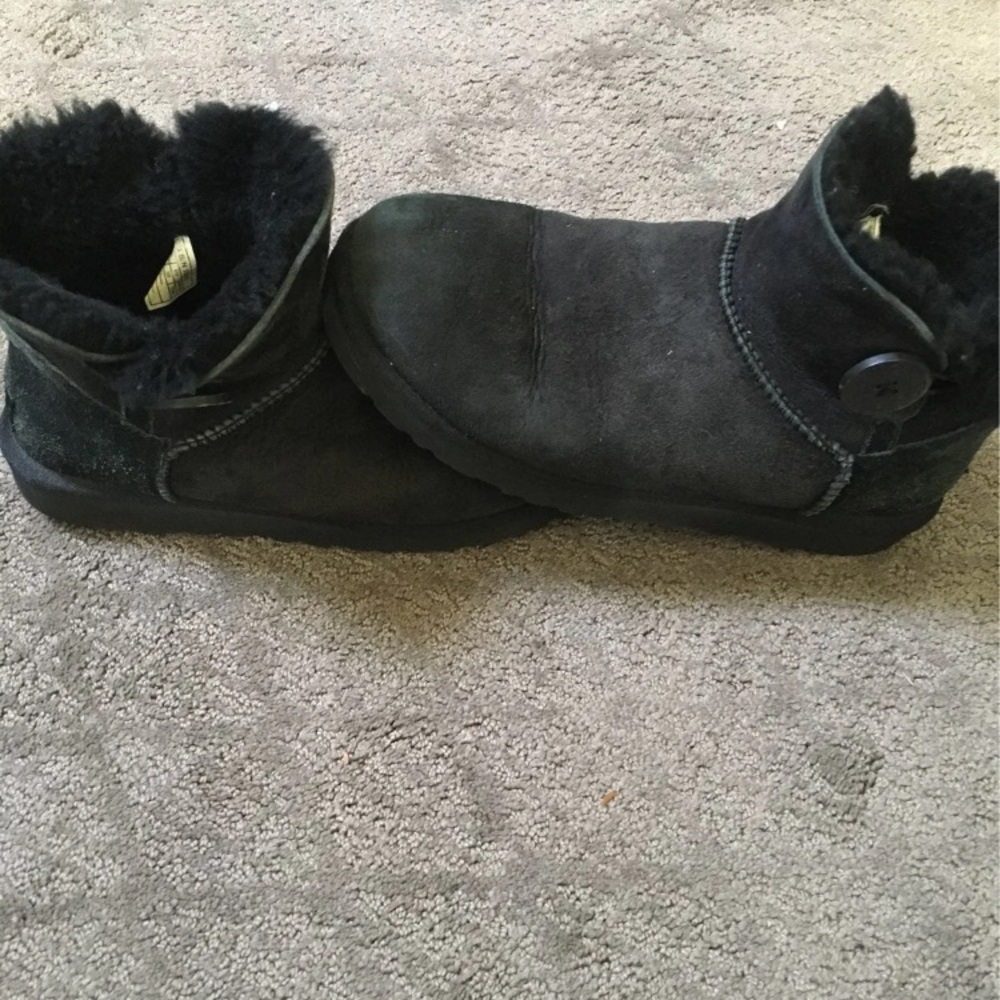 Women’s ugg Bailey button low black size 7